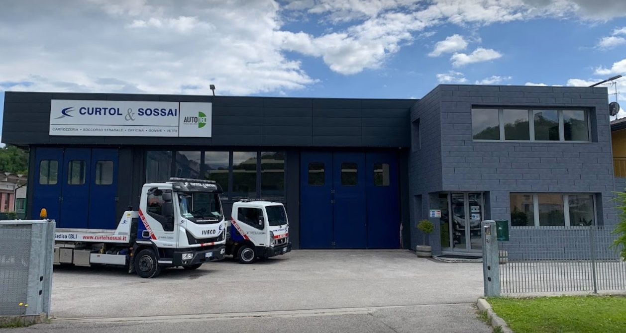 Carroattrezzi Curtol e Sossai davanti all'officina di Sedico